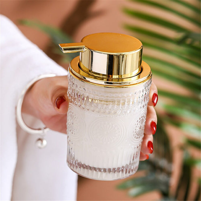 Glazen zeepdispenser met gouden pomp