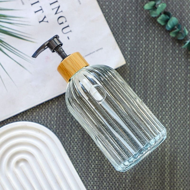 Geribbelde zeepdispenser van glas met pompje