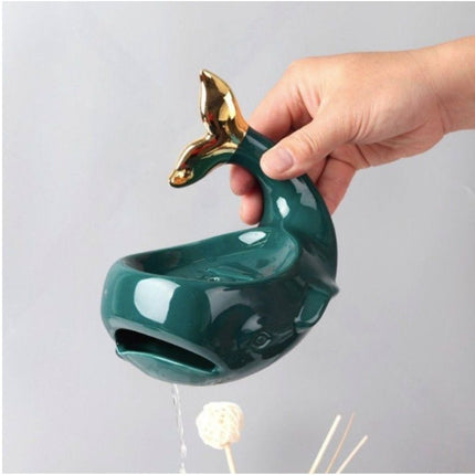 Keramieken zeepbakje in walvis vorm